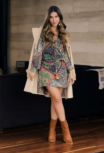 Vestido corto estampado con manga tres cuartos